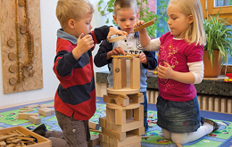 Kinder bauen einen Turm